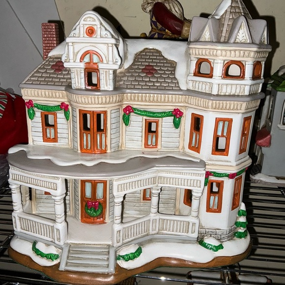 Lefton Colonial Christmas Village Sir George's Manor 1997 *Retired* - Picture 9 of 12